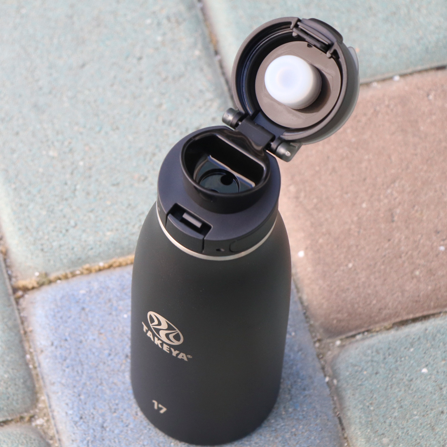 traveler-fliplocktm-lid-c6 96076-R-TravelerLid-Lifestyle-Onyx.png